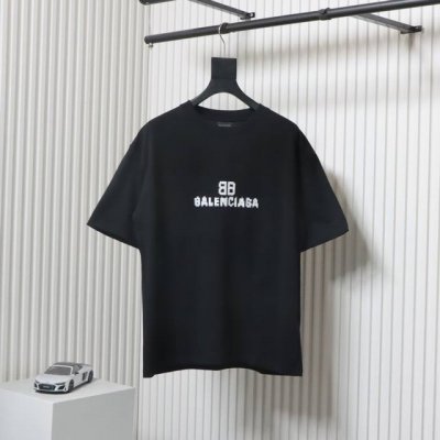 balenciaga 巴黎世家 23Ss 马赛克印花短袖印花材料采用安全环保无毒婴儿认证的发泡材料；印花轮廓清晰干净，有康丽机器出来的质感；如果衣服要清洗的话，