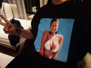资讯 supreme X Aphex Twin Windowlicker 联名款 Ss25 Week1 Tee 背面英文Logo图案短袖T恤 男女同款