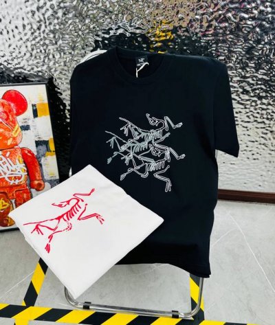 鸟 Arc‘Teryx 始祖鸟25夏季新款印花休闲宽松情侣款 短袖T恤1032 细节:版本一比一复刻，吊牌 领标 水洗。 面料：采用40织双纱320克面料，原版