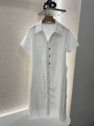 louis Vuitto*2025新品上架 腰带提花连衣裙 定制Yb斜纹全棉提花材质 质感光泽 垂顺舒适 短袖连衣裙剪裁 通体素色施以四叶草字母提花 利用剪裁和