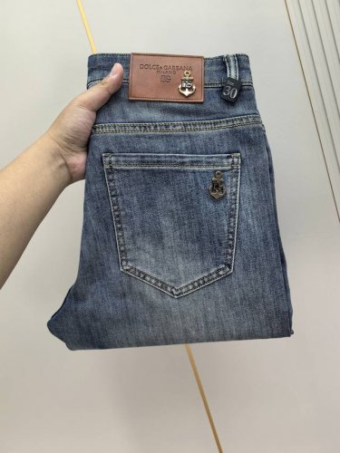 杜嘉班纳。2025春夏最新推出男士牛仔裤新品！重工水洗牛仔面料，定制面料和一般牛仔布料比起来，更加柔软舒适！超重工洗水工艺 双工艺洗水 整条裤子，手感舒适，细腻