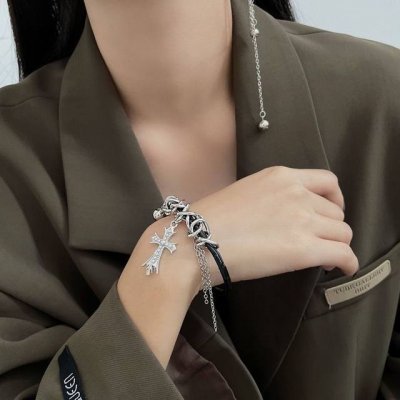chrome Hearts 克罗心十字架珍珠流苏多层圆珠皮绳手链 十字架中间以更立体的珍珠装饰丰满轮廓 呈现形似甜酷范的包围般的效果 个性造型感十足 圈身是皮质