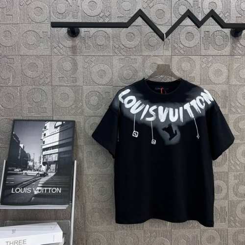 120 Louis Vuitton 路易威登 黑白字母涂鸦印花 标识精致升级，灵感源自八十年代复古 原版面料 官方同款 短袖T恤 同缸染面料 手感非常舒服 最新