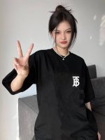 上新！Burberry巴宝莉经典短袖T恤！ 今年不可错过的经典印花棉质Tee,上身很洋气显瘦内搭外穿都看 高密针织圆领设计，平整简约！亲肤透爽！T恤面料的柔软性