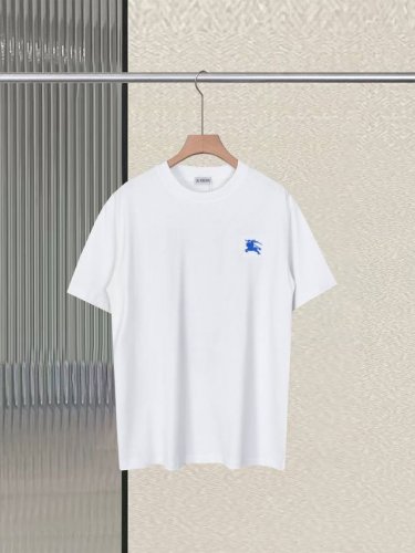 新款上架 Bbr高品质圆领短袖，采用定制双股双纱纯棉面料,洗水定型处理，不变形不缩水 胸口战马刺绣设计工艺，后背贴布剪破工艺，双肩经典格纹织带拼接，双肩拉锁链底