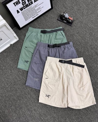 arc'teryx 始祖鸟春季新款男款运动速干短裤 版型适中，面料柔软，休闲百搭，高弹垂感，顺滑柔软，冰爽透B1181气。 成分： %聚酯纤维 Arc'tery