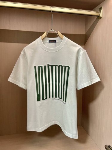 lv 官网同款 官网同款 官网同款 重磅推荐 2025Ss夏装新品 专柜在售 最新系列图案Logo短袖T恤 必须人手一件的节奏 进口顶极精梳棉面料 极为亲肤舒适