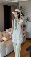 天然空调 100%亚麻刺绣小衫 甄选优质亚麻面料 透气亲肤 给肌肤温柔触感 无袖设计搭配精致蕾丝下摆 简约中透着细腻巧思是夏日衣橱里不可或缺的时尚单品 三色 S