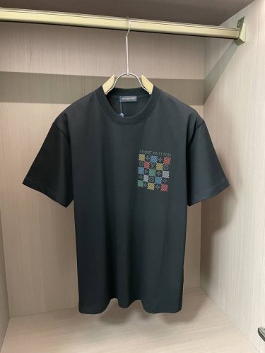 Lv 官网同款 官网同款 官网同款 重磅推荐！2025Ss夏装新品 专柜在售 最新系列图案Logo短袖T恤 必须人手一件的节奏！进口顶极丝光面料，极为亲肤舒适
