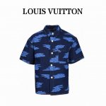 louisvuittonlv 蓝迷彩牛仔短袖衬衫 采用480G水洗深蓝色牛仔布制成，全身迷彩有1Vblason图案，采用精致的特殊工艺处理，流行色彩从浅绿色渐变