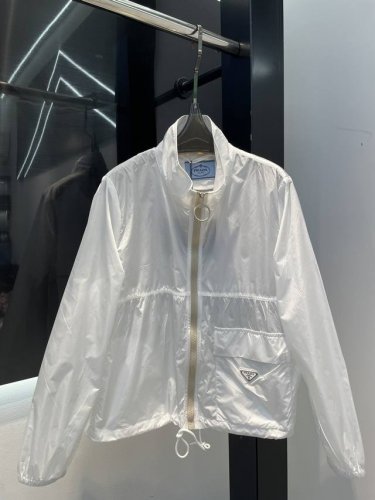 prada 新款白色立领外套25*夏季新款这套prada穿搭尽显休闲时尚格调。白色短款夹克立领拉链设计，口袋与经典标识兼具实用与奢华感；内搭深蓝色印花T恤，亲肤