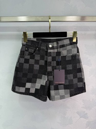 Louis V*2025S春夏新品马赛克黑灰格子短裤 其独特的3D Damier提花图案而 脱颖而出，这款牛仔裤呈现出自然的褪色效果和复古的陈旧感，无论是搭配休