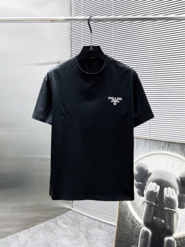 普拉达 Prada 2025Ss新款 半袖 体恤 短袖 圆领T恤，高端版本！专柜定制面料 透气舒适度高，细节无可挑剔，品牌元素设计理念，体现高品质。手感细腻柔软