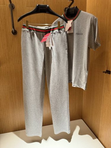 上新！ 这也太舒服了！Gucc1 休闲慵懒Gg最近出的裤子无敌好穿真的长在心坎上，版型都无！敌！好！好看还舒服 主子们快冲冲冲！ 卫裤我一年四季最喜欢穿，好搭配