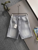 迪奥2025夏季新品牛仔裤牛仔短裤，采用进口客供日本Denim平纹棉质牛仔面料梭织生产，三标齐全，顶尖的石磨水洗工艺让质感达到80年代的老味，柔软细腻舒适透气，