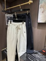 P250 Vivi2025春夏最新系列男士休闲裤！柔软细腻，手感绝佳！品牌格调一览无余！极简主义设计，没有多余浮夸的元素来宣兵夺主，细节做工精细，五金配件原版定