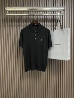 Ysl 2025Ss夏新美丽毛天丝混纺针织翻领短袖polo，融合了高端材质与经典设计的服饰杰作，采用了珍贵的美丽奴进口羊毛与天丝的精妙混纺，美丽奴羊毛以其天然的
