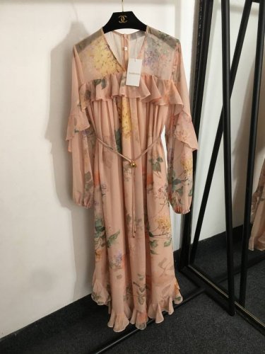 款号20252412 Zimmermann新款 彩色花朵印花 荷叶边V领 飘逸雪纺纱收腰长袖连衣裙，裸粉色，S-Xl， M码；肩宽37，胸围104，袖长64，长