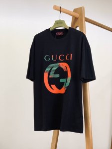 Gucci 古驰 2025Ss春夏新品 Gg撞色印花T恤，高端气质型必入的极品款式，一款极具腔调感与魅力的单品！定制高密度纯棉面料打造。整体衣服非常有份量，衣服
