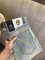VERSACE范思哲 2025新品男士牛仔裤 面料舒适弹性好。独家发售 时尚优雅 重工艺设计。采用原色酵母水洗工艺 精选进口重磅丹宁牛仔面料 配定制五金装饰 真