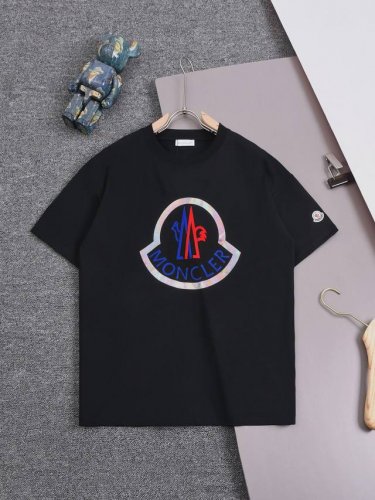 高品质 Moncler 蒙口炫彩印花新款T桖！ 25Ss春夏新品，官网旗舰店同步开售，胸前大Loog采用炫彩印花，非二次开发，原版成型，袖口手臂章仔采用刺绣小标
