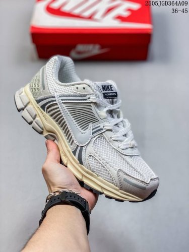 真标带半码 Nike 耐克 Zoom Vomero 5女子透气耐磨运动跑步鞋 Fq6868-181-111 尺码：见图 编码：05Jgd364A09
