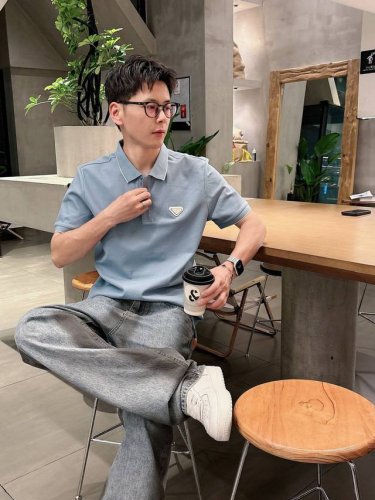 商务休闲通勤款,渠道精品唯美主义的英式裁剪艺术尽显男士魅力风采. 25春夏 专属标识polo衫短袖T恤 经典的翻领裁剪工艺从未停止.既不单调也不复杂,匠心之作彰