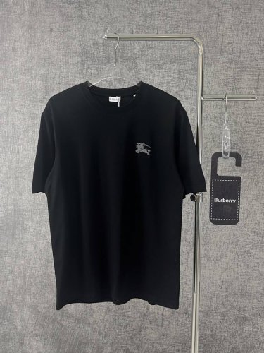 burberry 巴宝莉2025新款重磅骑士战马印花T恤男女同款 这款来自巴宝莉 North Wolfing 系列的服饰，延续了品牌标志性的优雅与实用主义设计理