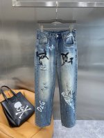 Dg家 dg 涂鸦牛仔 夏日个性潮流必备 经典牛仔蓝经过做旧处理 复古感十足 上面随性的涂鸦和破洞设计 像是街头艺术家的即兴创作 Dg 等字母和图案 让这条裤子