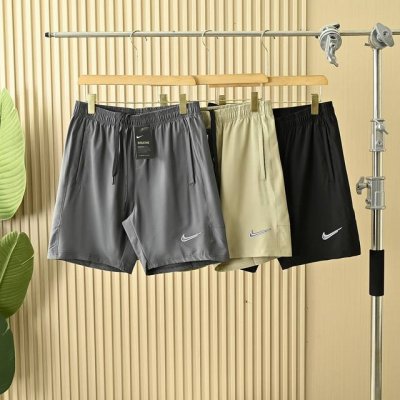 耐克夏季Nike三色轻薄运动短裤腰部松紧舒适不勒 尺码:M,L,Xl,2Xl,3Xl 黑色，卡其，灰色 极品梭织弹力面料，手感顺滑速干排汗轻薄透气， 而且还具抗