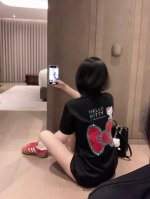 上新 Hello Kitty 猫咪重工烫钻蝴蝶结T恤～ 满满的青春活力 真的狠难不爱啊！ 凹起造型来妥妥的好看 颜色：白色 黑色 码数：Sml S码推荐： 80