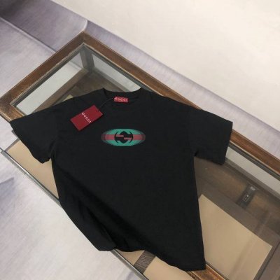 Gucci 古驰 25Ss专柜同款圆领短袖T恤 ～情侣款～定制棉质面料 ～厚板立体！衣服偏厚使整体高透气和柔软性的质感更加凸显，饱满的棉质感引起极度舒适。高端人