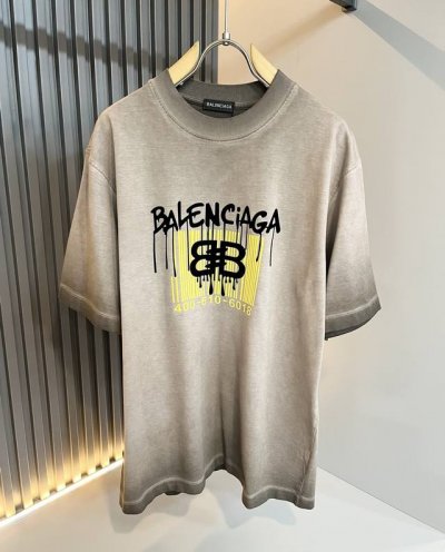 Balenci*Ga巴黎*家 2025春夏新款男女同款短袖T恤！走秀图案Logo压绒时尚休闲短袖T恤衫！设计Logo印花设计！极具设计精选客供260G纯棉面料，