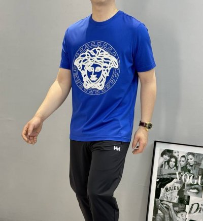 Versac*神秘美杜莎25S春夏新款圆领短T. 新工艺！视觉感受超前！悬垂感强！手感质感都极完美！胸口美杜莎女王经典设计完美的丰富大家的视觉感！烫钻及多种工艺