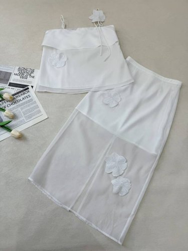 25Ss. 自带氛围感的白月光女神裙2件套 亮片立体花朵吊带上衣+开衩拼纱花朵直筒半裙 一套穿太美艳啦 纯欲优雅天花板 整体都做了拼接网纱的设计 朦胧美绝了 加