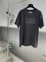Mm6 马吉拉 磨损数字印花短袖 定制凝萃洗褪棉平纹锦 柔软细腻 舒适贴肤 以纯粹的石灰白为底色 散发着天然的质朴与优雅 胸前饰以品牌磨损数字印花Logo 勾勒