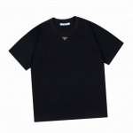 160 普拉达 Prada 夏季新款，经典三角字母圆领短袖T恤，32支260克纯棉面料，印花更加立体清晰自然，久洗不裂，即使大面积印花也舒适透气，时尚好看。 C