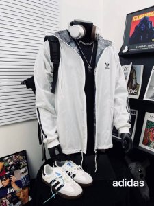 上新 Adidas阿迪达斯三叶草爆款防晒双面穿连帽外套 男女同款 两种穿搭 穿在身上没有感觉，好像和身体融为一体，超 轻薄透气，防晒衣的主要作用是防治 防晒衣太
