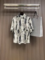 balenciaga 2025Ss新款短袖衬衫，时尚如此简单，掀起洒脱、放松的自由之风，展现全新风采，颠覆固有常规，多种精妙工艺相辅相成，创新与传统相得益彰，勾
