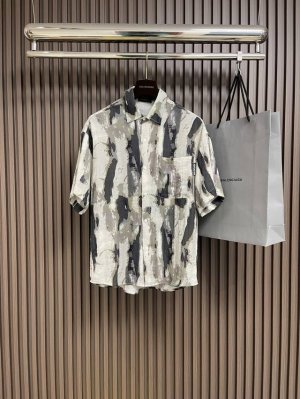 balenciaga 2025Ss新款短袖衬衫，时尚如此简单，掀起洒脱、放松的自由之风，展现全新风采，颠覆固有常规，多种精妙工艺相辅相成，创新与传统相得益彰，勾