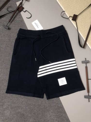 Thom Browne 2025Ss新款针织短裤，定制面料采用威化布织法，提花针织工艺，版型紧致立体，4杠拼接，定制裤绳五金质感强，顺滑，上身舒适透气，凹凸有型