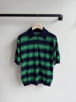 Miumi* 25Ss春夏新款 条纹polo针织短袖上衣原版开发 高版出品 翻领polo上衣裁剪 上身呈现休闲慵懒的穿搭格调 通体蓝绿白条纹粗细交错 钮扣半开襟
