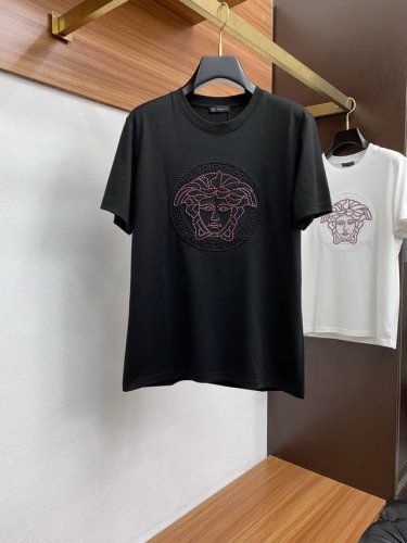 范思哲 Ss新工艺Logo纯棉质阔版圆领男士短袖T恤，新季新推系列将标识巧妙融入设计，塑就一系列充满复古风情的运动风单品。在这款百搭T恤上，带着一丝怀旧意蕴的图