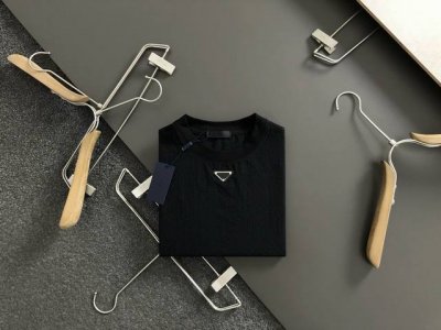 pra*套装版型M-Xxxl 最新最顶级黑色金属三角标休闲套装，最顶级的品质专柜在售，顶级制作工艺进口面料，专柜款独特设计，采用进口高端订制进口丝线手感一流！官
