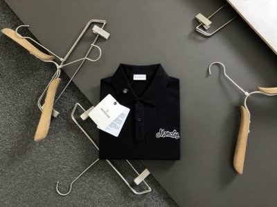 mon*修身版型S-Xl 25早春最新重工刺绣翻领短袖，高端品质专柜原单短袖，顶级制作工艺进口面料，专柜款独特设计，采用进口高端订制进口丝线手感一流！官网在售！