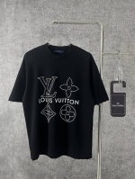louis Vuitton 路易威登 2025春夏新款采用日本热压技术 珍珠短袖字母T恤 这款 Louis Vuitton T恤采用优质日本尖端纯棉面料制成，柔