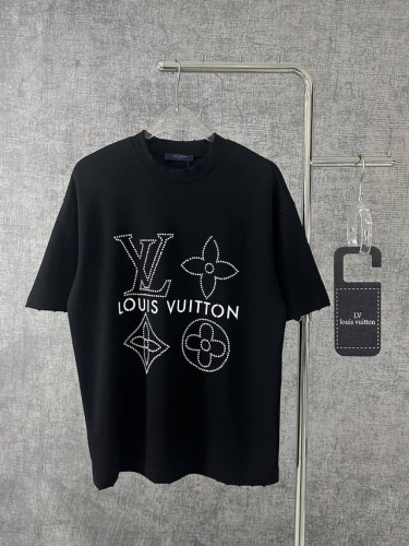 louis Vuitton 路易威登 2025春夏新款采用日本热压技术 珍珠短袖字母T恤 这款 Louis Vuitton T恤采用优质日本尖端纯棉面料制成，柔