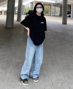 上新！夏季新品Vans万斯短袖T恤！设计增添趣味性！高密针织圆领设计，平整简约！亲肤透爽！面料的柔软性舒适性无可挑剔！男女均可驾驭，打破性别局限性。 尺码：S-