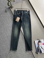 巴宝莉2025夏季新品修身牛仔裤长裤，采用进口客供日本Denim平纹棉质牛仔面料梭织生产，三标齐全，简约不失大气，柔软细腻舒适，上身百搭时尚 码数：28-38