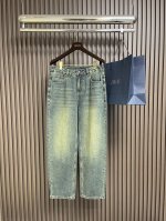 Fendi 新款牛仔裤，订制进口丹宁布料，质感卓然。经典五袋设计，后袋刺绣 Logo标识设计，原厂一致五金辅料，细节做到极致，出品堪称完美。尺码：30-38 无